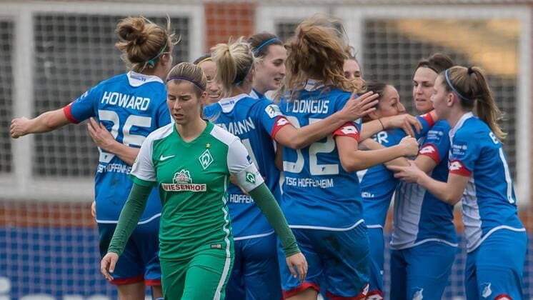 v.li.: Die Spielerinnen der TSG Hoffenheim beim Torjubel, Goal celebration, celebrate the goal, goal celebration, Jubeltraube, Marie-Louise Eta (SV Werder Bremen, 6) enttäuscht, enttäuscht schauend, disappointed, Fussball, Allianz Frauen-Bundesliga, SV Werder Bremen - TSG 1899 Hoffenheim, xdgx