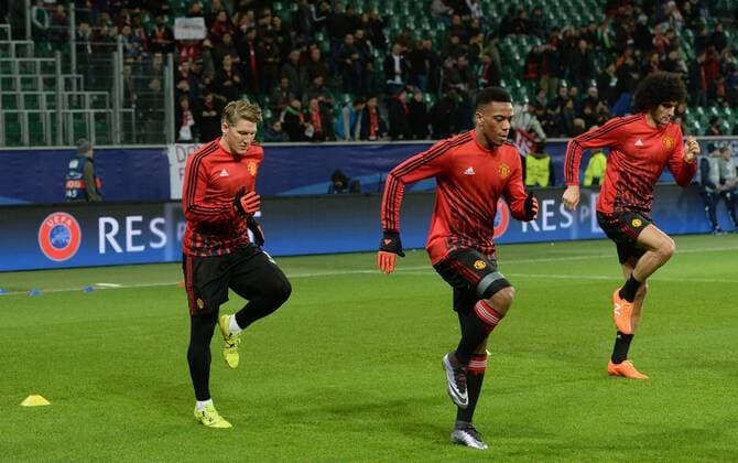 Fussball, Herren, Saison 2015 16, UEFA Champions League, Gruppenphase (Gruppe B, 6. Spieltag), VfL Wolfsburg - Manchester United ManU v. l. Bastian Schweinsteiger (Manchester United), Anthony Martial (Manchester United), Marouane Fellaini (Manchester United) bei der Erwärmung, 08.12. 2015,
