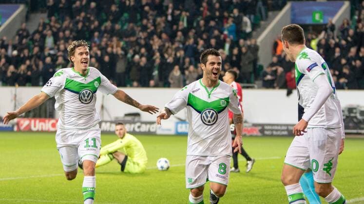Fußball, Champions League, VfL Wolfsburg - Manchester United Fußball, UEFA Champions League, VfL Wolfsburg - Manchester United ManU v.l. Max Kruse (Wolfsburg), Vieirinha (Wolfsburg) und Julian Draxler (Wolfsburg) Jubel, Torjubel, Freude, Emotion, Torerfolg, Aktion, action, goal, goal celebration, celebrates. xtgx