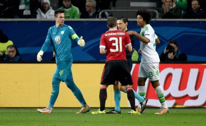 Fußball, Champions League, VfL Wolfsburg - Manchester United 08.12.2015, xjhx, Fussball UEFA Champions League, VfL Wolfsburg - Manchester United ManU emspor v.l. Diego Benaglio (VfL Wolfsburg) gibt Anweisungen, gestikuliert, mit den Armen gestikulieren gives instructions, gesticulate, Bastian Schweinsteiger (Manchester United), Referee Schiedsrichter Milorad Mazic, Dante (VfL Wolfsburg)