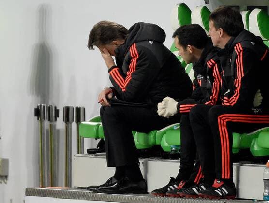 Fußball, Champions League, VfL Wolfsburg - Manchester United 08.12.2015, xjhx, Fussball UEFA Champions League, VfL Wolfsburg - Manchester United ManU emspor v.l. Trainer Louis van Gaal (Manchester United) enttaeuscht, enttaeuscht schauend, dissapointed gibt Anweisungen, gestikuliert, mit den Armen gestikulieren gives instructions, gesticulate auf der Bank