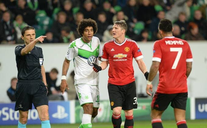 Fußball, Champions League, VfL Wolfsburg - Manchester United Fussball, Herren, Saison 2015 16, UEFA Champions League, Gruppenphase (Gruppe B, 6. Spieltag), VfL Wolfsburg - Manchester United ManU v. l. Schiedsrichter Milorad Mazic, Dante (Wolfsburg), Bastian Schweinsteiger (Manchester United), Memphis Depay (Manchester United) nach dem nicht gegeben 2:2 für ManU, 08.12. 2015,