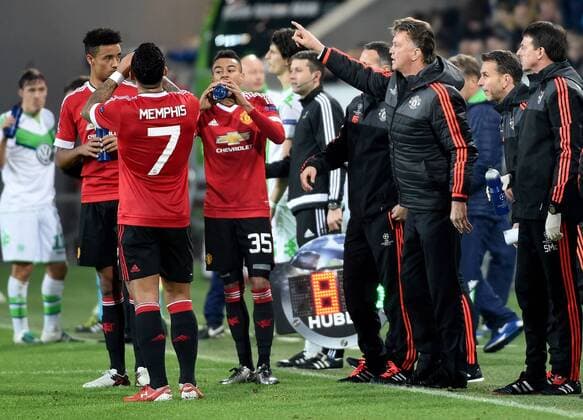 Fußball, Champions League, VfL Wolfsburg - Manchester United 08.12.2015, xjhx, Fussball UEFA Champions League, VfL Wolfsburg - Manchester United ManU emspor v.l. Memphis Depay (Manchester United), Antonio Valencia (Manchester United), Trainer Louis van Gaal (Manchester United) gibt Anweisungen, gestikuliert, mit den Armen gestikulieren gives instructions, gesticulate.