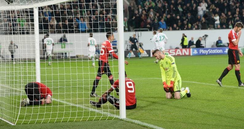 Fußball, Champions League, VfL Wolfsburg - Manchester United Fussball, Herren, Saison 2015 16, UEFA Champions League, Gruppenphase (Gruppe B, 6. Spieltag), VfL Wolfsburg - Manchester United ManU Anthony Martial (Nr. 9, Manchester United) und Torwart David de Gea (Manchester United) enttäuscht nach dem Tor zum 2:3, 08.12. 2015,