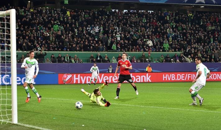 Fußball, Champions League, VfL Wolfsburg besiegt Manchester United 08.12.2015, Fussball, Saison 2015 2016, Champions League, 2015 16, Vorrunde, VfL Wolfsburg - Manchester United ManU Vieirinha (VfL Wolfsburg), re., erzielt nach Vorarbeit von Julian Draxler (VfL Wolfsburg), li., das Tor zum 2:1