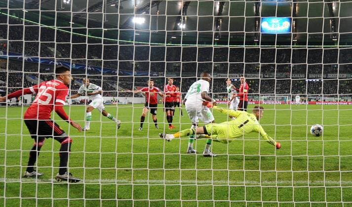 Fußball, Champions League, VfL Wolfsburg besiegt Manchester United 08.12.2015, Fussball, Saison 2015 2016, Champions League, 2015 16, Vorrunde, VfL Wolfsburg - Manchester United ManU Naldo (VfL Wolfsburg), 2.v.li., erzielt das Tor zum 3:2