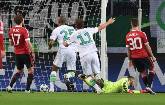 Fußball, Champions League, VfL Wolfsburg besiegt Manchester United 08.12.2015, Fussball, Saison 2015 2016, Champions League, 2015 16, Vorrunde, VfL Wolfsburg - Manchester United ManU Naldo (VfL Wolfsburg), 2. v.li., erzielt das Tor zum 1:1
