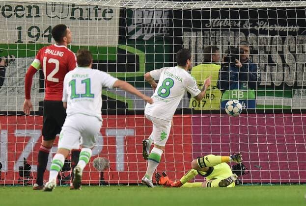 Fußball, Champions League, VfL Wolfsburg besiegt Manchester United 08.12.2015, Fussball, Saison 2015 2016, Champions League, 2015 16, Vorrunde, VfL Wolfsburg - Manchester United ManU Vieirinha (VfL Wolfsburg), mi., erzielt das Tor zum 2:1