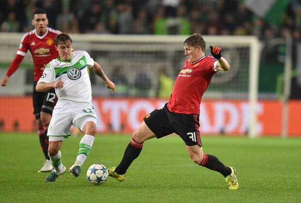 Fußball, Champions League, VfL Wolfsburg besiegt Manchester United 08.12.2015, Fussball, Saison 2015 2016, Champions League, 2015 16, Vorrunde, VfL Wolfsburg - Manchester United ManU Bastian Schweinsteiger (Manchester United), re., gegen Max Kruse (VfL Wolfsburg)