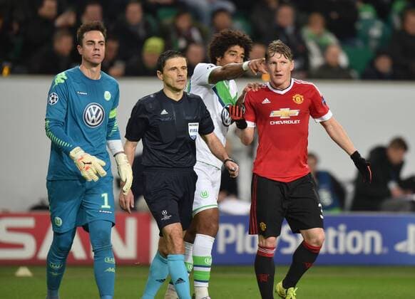 Bilder des Tages - SPORT Fußball, Champions League, VfL Wolfsburg besiegt Manchester United 08.12.2015, Fussball, Saison 2015 2016, Champions League, 2015 16, Vorrunde, VfL Wolfsburg - Manchester United ManU Diskussionen nach dem aberkannten Treffer für ManU, v.re., Bastian Schweinsteiger (Manchester United), Dante (VfL Wolfsburg), Schiedsrichter Milorad Mazic, Torwart Diego Benaglio (VfL Wolfsburg)
