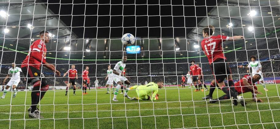 Fußball, Champions League, VfL Wolfsburg - Manchester United Fussball, Herren, Saison 2015 16, UEFA Champions League, Gruppenphase (Gruppe B, 6. Spieltag), VfL Wolfsburg - Manchester United ManU Naldo (l., Wolfsburg) erzielt das Tor zum 3:2 gegen Torwart David de Gea (Manchester United), Jesse Lingard (l., Manchester United) und Daley Blind (r., Manchester United) 08.12. 2015,