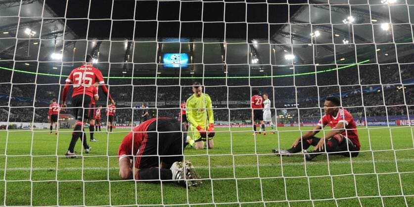 Fußball, Champions League, VfL Wolfsburg - Manchester United Fussball, Herren, Saison 2015 16, UEFA Champions League, Gruppenphase (Gruppe B, 6. Spieltag), VfL Wolfsburg - Manchester United ManU v. l. Jesse Lingard (Manchester United), Daley Blind (Manchester United), Torwart David de Gea (Manchester United), Anthony Martial (Manchester United) enttäuscht nach dem Tor zum 2:3, 08.12. 2015,