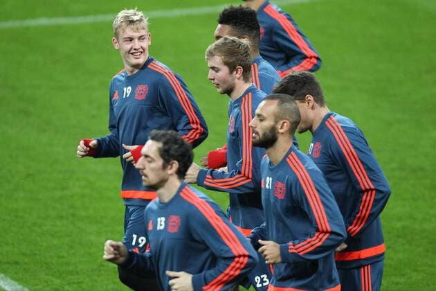 Leverkusen Julian Brandt ( 19, Bayer 04 Leverkusen), David Yelldell ( 22, Torwart, Bayer 04 Leverkusen), Christoph Kramer ( 23, Bayer 04 Leverkusen), Roberto Hilbert ( 13, Bayer 04 Leverkusen), Oemer Toprak ( 21, Bayer 04 Leverkusen) und Sebastian Boenisch ( 17, Bayer 04 Leverkusen) Bayer 04 Leverkusen - FC Barcelona Barca Fussball, Champions-League, 08.12.2015, Copyright: Deutzmann Eibner-Pressefoto EP_CDN