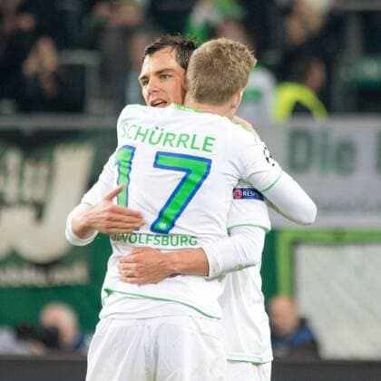Fußball, UEFA Champions League, VfL Wolfsburg - Manchester United ManU Marcel Schäfer (Wolfsburg; Publikumsliebling) und Andre Schürrle (Weltmeister; Wolfsburg) Jubel, Torjubel, Freude, Emotion, Torerfolg, Aktion, action, goal, goal celebration, celebrates. xtgx