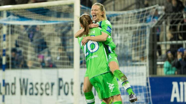 Fußball, DFB-Pokal der Frauen, 1. FFC Turbine Potsdam - VfL Wolfsburg; Caroline Graham Hansen (Wolfsburg, 26) und Lara Dickenmann (Wolfsburg, 21) Jubel, Torjubel, Freude, Emotion, Torerfolg, Aktion, action, goal, goal celebration, celebrates. xtgx