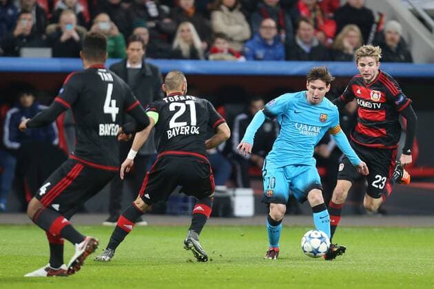 Leverkusen v.l. Jonathan Tah ( 4, Bayer 04 Leverkusen), Oemer Toprak ( 21, Bayer 04 Leverkusen), Lionel Messi ( 10, FC Barcelona Barca und Christoph Kramer ( 23, Bayer 04 Leverkusen), Bayer 04 Leverkusen - FC Barcelona, Fussball, Champions-League, 09.12.2015, Copyright: Deutzmann Eibner-Pressefoto EP_CDN