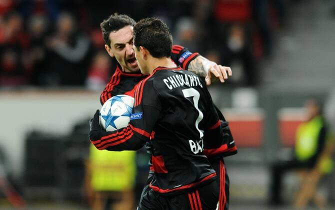 Fussball, UEFA Champions League, Herren, Saison 2015 2016, Gruppe E, 6. Spieltag, BayArena Leverkusen, Bayer Leverkusen (rot) - FC Barcelona Barca (blau); Jubel Javier Hernandez Chicharito (Leverkusen) nach seinem Tor zum 1:1 Ausgleich, zusammen mit Roberto Hilbert (Leverkusen). Jubel, Freude, Aktion.
