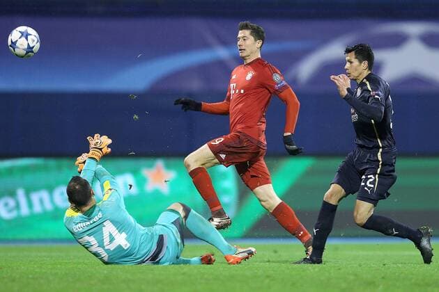 Fußball, Champions League, Dinamo Zagreb - Bayern München UEFA Champions League, GNK Dinamo - Bayern Muenchen 09.12.2015., Zagreb, Croatia - UEFA Champions League, group F, round 6, GNK Dinamo - Bayern Muenchen. Robert Lewandowski, Leonardo German Sigali, Eduardo Dos Reis Carvalho. GoranxStanzl PIXSELL