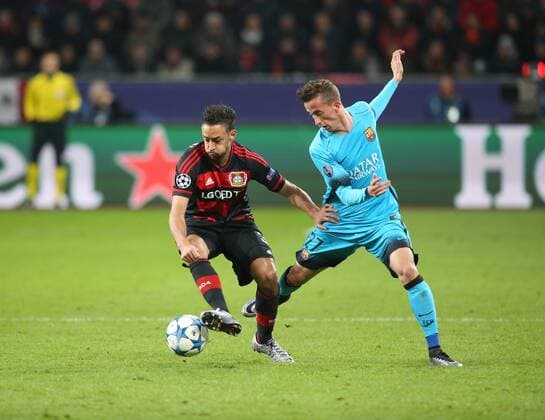 Leverkusen, Fussball, Herren, UEFA Champions League, Saison 2015 2016,Gruppe E, Bayer 04 Leverkusen vs FC Barcelona Barca 09.12.2015, BayArena Leverkusen, Karim Bellarabi, Bayer 04 Leverkusen, Juan Camara, FC Barcelona
