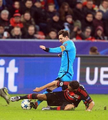 Karim Bellarabi (Leverkusen), vorne, hinten Lionel Messi (Barcelona), Bayer 04 Leverkusen - FC Barcelona Barca Champions League, 2015 2016, Vorrunde, UEFA Champions League, Fußball, Fussball, soccer, Herren, Deutschland, Germany, Ergebnis 1:1 Leverkusen, 9.12.2015 Bay Arena