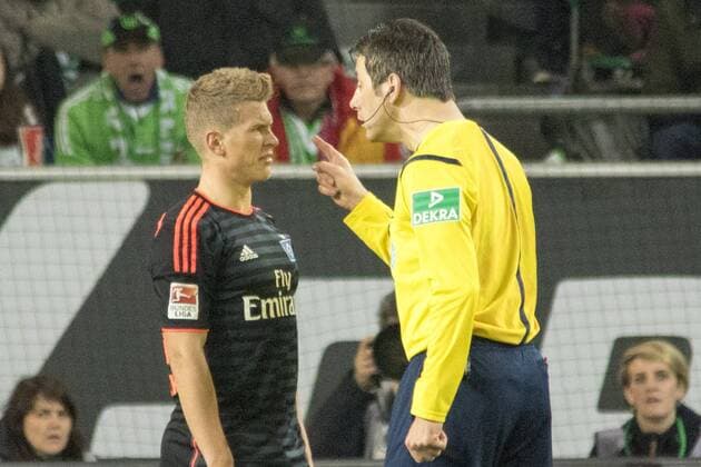 Fußball, UEFA Champions League, VfL Wolfsburg - Hamburger SV; Schiedrichter, Schiri, referee Wolgang Stark ermahnt Matthias Ostrzolek (HSV, 22), gibt Anweisungen, gestikuliert, mit den Armen gestikulieren, gives instructions, gesticulate. xtgx