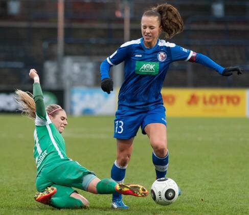 v.li.: Meggie Schröder (Schroder, Schroeder, SV Werder Bremen, 27) im Zweikampf mit Lia Wälti (Walti, Waelti, 1. FFC Turbine Potsdam, 13), Fussball, Allianz Frauen-Bundesliga, 1. FFC Turbine Potsdam - SV Werder Bremen, xobx