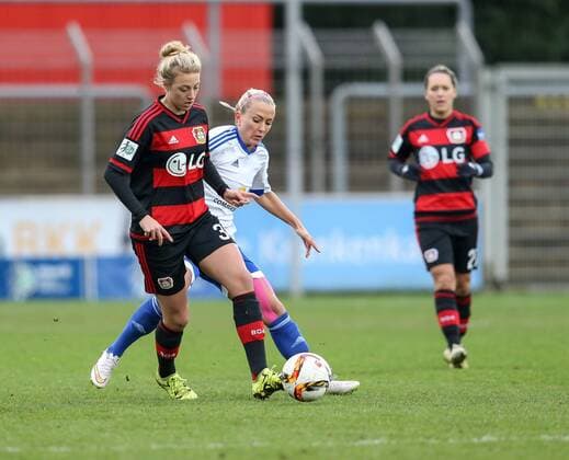 Leverkusen vl. Carolin Simon (Leverkusen, 30), Mandy Islacker (Frankfurt, 17) , Bayer 04 Leverkusen - 1. FFC Frankfurt, Fussball, Damen, Frauen, Allianz Frauen-Bundesliga, Spieltag 1, 13.12.2015 Copyright: Horn xEibner-Pressefoto EP_bhorn