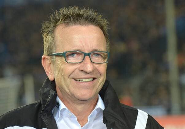 14.12.2015,Fussball, 2. LIGA, Saison 2015 2016, 18. Spieltag, SCHÜCO-ARENA, BIELEFELD DSC ARMINIA BIELEFELD - FC ST. PAULI 0 - 0 Norbert Meier (Trainer Arminia Bielefeld), Aktion, Einzelbild, Quer, Mimik, Gestik, Trainer, Coach, Freude, freuen, Lachen, lächeln