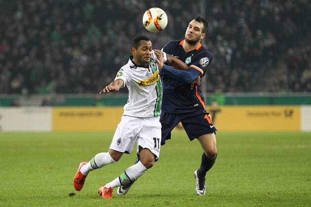 Moenchengladbach Raffael ( 11, Borussia Moenchengladbach) im Zweikampf mit Levin Oeztunali ( 11, Werder Bremen), Borussia Moenchengladbach vs. SV Werder Bremen, Fussball, DFB Pokal, 15.12.2015, Copyright: Deutzmannx xEibner-Pressefoto EP_cdn
