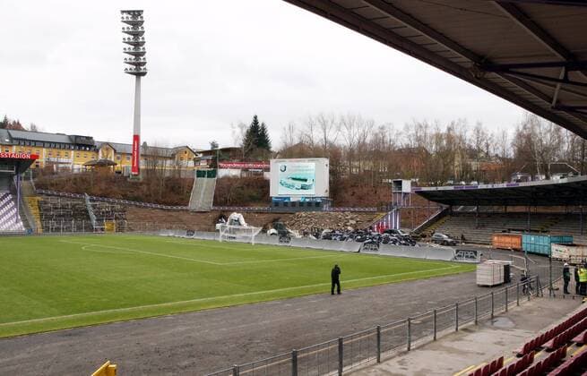 Fußball, 3. Liga, Erzgebirge Aue - Beginn des Stadionumbaus im Erzgebirgestadion Aue, 11.12.2015, Erzgebirgsstadion, Fussball, 3.Liga, FC Erzgebirge Aue, Stadionumbau. , Feierliche Eröffnung für die Bauarbeiten des Stadionneubaus. , Im Bild: .Blick in die Fankurve mit den Abrissarbeiten. ,