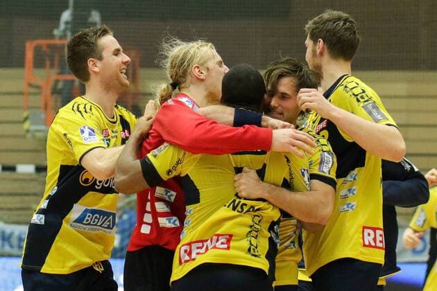 v.li.: Stefan Sigurmannsson (LA, RNL, 11), Mikael Appelgren (Torwart, RNL, 1), Mads Mensah Larsen (RM, RNL, 22), Uwe Gensheimer (LA, RNL, 3) und Hendrik Pekeler (KM, RNL, 23) Jubeln über den knappen Sieg, Jubel, Torjubel, Torerfolg, celebrate the goal, goal, celebration, Jubel ueber das Tor, optimistisch, Action, Aktion, Handball, DHB Pokal, Rhein-Neckar Löwen - MT Melsungen, xozx