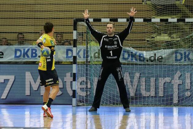 v.li.: Uwe Gensheimer (LA, RNL, 3) beim Siebenmeter, 7-Meter, Strafwurf, gegen Johan Sjöstrand (Torwart, MTM, 1), vor einer Bande mit der Aufschrift 7 Meter Wurf! , Handball, DHB Pokal, Rhein-Neckar Löwen - MT Melsungen, xozx