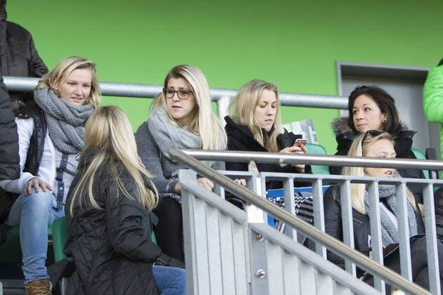 Fußball, Allianz Frauen Bundesliga, VfL Wolfsburg - FF USV Jena; Wolfsburgs verletzte Spielerinnen auf der Tribüne, v.l. Alexandra Popp (Alex Popp, Wolfsburg, 11), Luisa Wensing (Wolfsburg, 2), Verena Faißt (Wolfsburg, 22), Nadine Keßler (Kessler, Wolfsburg; FIFA Weltfußballerin, 13). xtgx