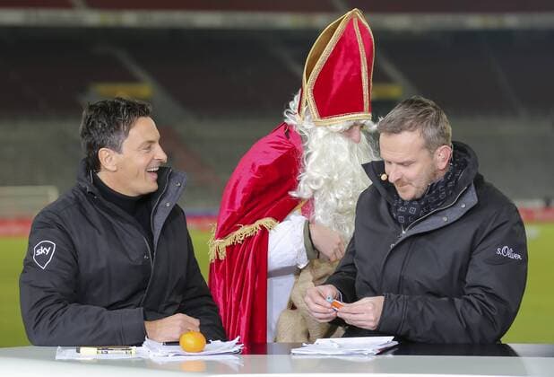 Weihnachtsmann bei Sebastian HELLMANN, Sky Moderator , , Dietmar Didi HAMANN, Moderator, Sportmoderator, VIP, Promi, Show, Entertainment, Fernsehmoderator Sky Fernsehen, TV, Medien, Fernsehuebertagung, Live, Liveuebertragung, Pay-TV, Bezahlfernsehen, Fernsehsender Interview VFB STUTTGART - VFL WOLFSBURG 3-1 Fussball 1. Bundesliga , Stuttgart, am 19.12.2015, 17.Spieltag, Saison 2015 2016, 1.Liga, 1.Bundesliga,