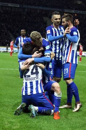 Vladimir Darida (Hertha BSC), jubelt nach seinem Tor zum 1:0, zusammen mit Genki Haraguchi (Hertha BSC), und Fabian Lustenberger (Hertha BSC), hinten Vedad Ibisevic (Hertha BSC), Marvin Plattenhardt (Hertha BSC), Hertha BSC Berlin - 1. FSV Mainz 05 1. Bundesliga 2015 2016, 1. BL, 1. Bundesliga, DFL, Fußball, Fussball, soccer, Herren, Männer, Männer, Deutschland, Germany, Ergebnis Berlin, 20.12.2015, Olympiastadion