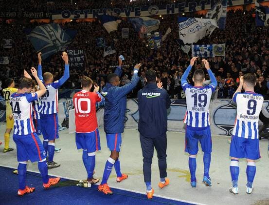 Fussball, Herren, 1. Bundesliga, Saison 2015 16 (17. Spieltag), Hertha BSC - 1. FSV Mainz 05, Spieler von Hertha bei den Fans in der Ostkurve, Jubel nach dem Abpfiff, v. l. Valentin Stocker (Hertha BSC), John Anthony Brooks (Hertha BSC), Marvin Plattenhardt (Hertha BSC), Salomon Kalou (Hertha BSC), Tolga Cigerci (Hertha BSC), Vedad Ibisevic (Hertha BSC), Alexander Baumjohann (Hertha BSC), 22.12. 2015,