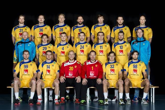 160106 Sveriges handbollslandslag poserar för en lagbild, bakre raden fr.v. Viktor Östlund, Jesper Nielsen, Philip Stenmalm, Tobias Karlsson, Jonas Källman, Andreas Nilsson och Johan Jakobsson. Mellersta raden fr.v. förbundskapten Ola Lindgren, Andreas Cederholm, Markus Olsson, Fredrik Petersen, Lukas Nilsson, Niclas Ekberg och förbundskapten Staffan Olsson. Främre raden fr.v. Linus Persson, Jesper Konradsson, malvakt Mikael Appelgren, malvakt Mattias Andersson, Mattias Zachrisson och Helge Freiman under en fotografering den 6 januari 2016 i Helsingborg. Copyright: PETTERxARVIDSON BB160106PA001