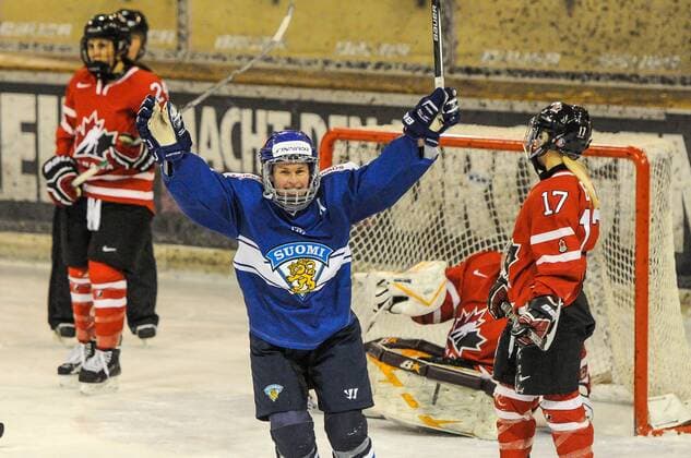 GER, Frauen Eishockey, Nations Cup 2016, Finale, Kanada (rot) vs Finnland (blau) 07.01.2016, BLZ Arena, Fuessen,GER, Frauen Eishockey, Nations Cup 2016, Finale, Kanada (rot) vs Finnland (blau), im Bild Michelle KARVINEN 21 (FIN), Torjubel nach 3:3 nphxHafner