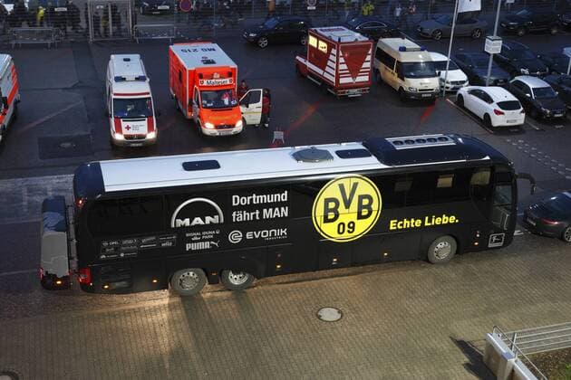 Fussball, Spielerbus der Mannschaft von Borussia Dortmund, Bundesliga, 2015 2016, Borussia Moenchengladbach gegen Borussia Dortmund 1:3 Fussball, Bundesliga, 2015 2016, Borussia Moenchengladbach gegen Borussia Dortmund 1:3, Stadion Borussia-Park, Mannschaftsbus Dortmund, sports, football, Bundesliga, 2015 2016, Borussia Moenchengladbach versus Borussia Dortmund 1:3, Stadium Borussia Park, team bus of Dortmund