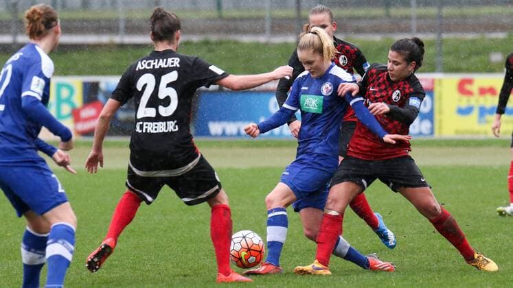 v.li.: Victoria Krug (Potsdam, 5), Hasret Kayikci (Freiburg, 11), Zweikampf, Duell, duel, tackle, Dynamik, Action, Aktion, Fussball, Allianz Frauen-Bundesliga, SC Freiburg - 1. FFC Turbine Potsdam, xozx