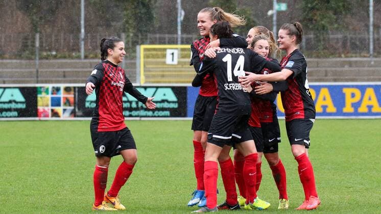 Spielerinnen des SC Freiburg jubeln über das 1:0, Jubel, Torjubel, Torerfolg, celebrate the goal, goal, celebration, Jubel ueber das Tor, optimistisch, Action, Aktion, Fussball, Allianz Frauen-Bundesliga, SC Freiburg - 1. FFC Turbine Potsdam, xozx