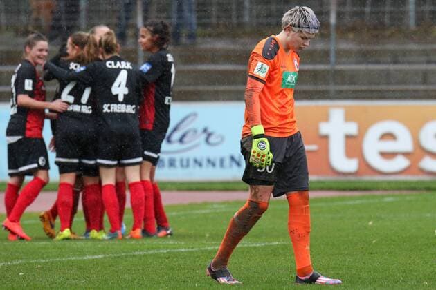 Während die Spielerinnen des SC Freiburg im Hintergrund über das Tor zum 2:0 jubeln, ist Vanessa Fischer (Torwart, Potsdam, 30) im Vordergrund enttäuscht schauend, Enttäuschung, Frustration, disappointed, pessimistisch, steht im Regen, Fussball, Allianz Frauen-Bundesliga, SC Freiburg - 1. FFC Turbine Potsdam, xozx