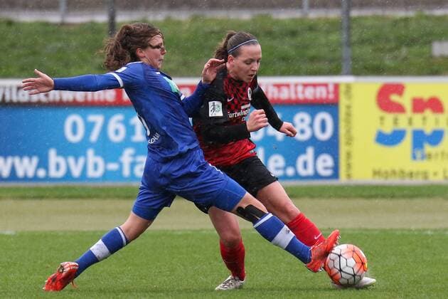 v.li.: Viktoria Schwalm (Potsdam, 17), Lisa Karl (Freiburg, 2), Zweikampf, Duell, duel, tackle, Dynamik, Action, Aktion, Fussball, Allianz Frauen-Bundesliga, SC Freiburg - 1. FFC Turbine Potsdam, xozx
