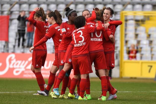 v.li.: Spielerinnen des FC Bayern München, Jubel, Torjubel, Torerfolg, celebrate the goal, goal, celebration, Jubel ueber das Tor zum 1:0 durch Vivianne Miedema (FC Bayern München, FCB, 10) , optimistisch, Action, Aktion , Fussball, Allianz Frauen-Bundesliga, FC Bayern München - 1. FC Köln, xslx