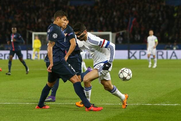Fußball, Champions League, Paris St. Germain besiegt FC Chelsea Fußball, Champions League, Paris St. Germain - FC Chelsea Diego Costa of Chelsea is tackled in the penalty area by Thiago Silva of PSG and goes down looking for a penalty - UEFA Champions League - PSG vs Chelsea - Parc des Princes - Paris - 16 02 2016 Pic Philip Oldham SportImage EDITORIAL USE ONLY. No use with unauthorised audio, video, data, fixture lists, club league logos or live services. Online in-match use limited to 120 images, no video emulation. No use in betting, games or single club league player publications.