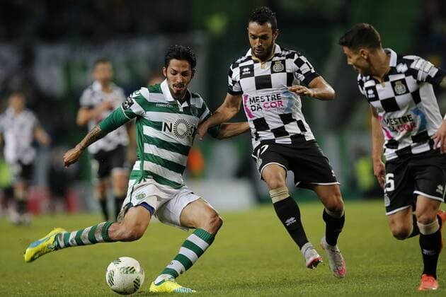 Lisbon, Portugal - Sporting s midfielder Ezequiel Schelotto (L) vies for the ball with Boavista s midfielder Anderson Carvalho (C) and Boavista s midfielder Afonso Figueiredo (R) during the Portuguese League football match between Sporting CP and Boavista FC at Jose Alvalade Stadium in Lisbon on February 21, 2016. NURPHOTO CARLOS PALMA. FBL-LIGA-POR-SPORTING-BOAVISTA - ZUMAn230