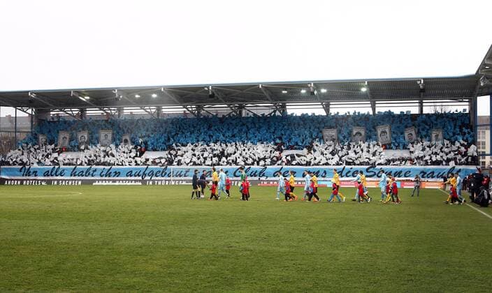 Chemnitz, 20.02.2016, Stadion an der Gellertstraße, Fussball, 3. Liga, 26. Spieltag. , Chemnitzer FC vs. SG Dynamo Dresden , Fans des Chemnitzer FC zeigen zu Spielbeginn eine Choreographie, mit Transparent Ihr alle habt ihn aufgebaut - den Club, der uns die Sinna raubt. . ,
