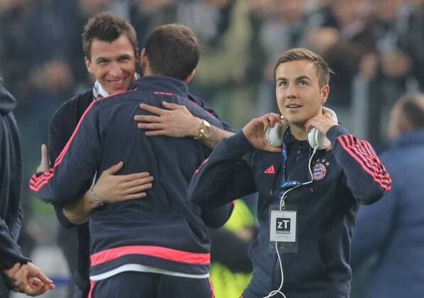 Fußball, Champions League, Juventus Turin - FC Bayern München Mario GOETZE, FCB 19 Mario MANDZUKIC, JUVE 17 im Stadion Ankunft Vorbereitung JUVENTUS TURIN - FC BAYERN MUENCHEN Achtelfinale, Fussball UEFA Champions League, in Turin, Italien, 23.02.2016 CL Saison 2015 2016, FCB, Muenchen