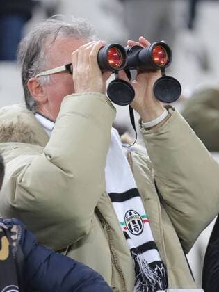 Juve Fans, Fernglas Fussballfans, supporters, spectators, Zuschauer, Jacke, Kutte, Weste, Fankurve JUVENTUS TURIN - FC BAYERN MUENCHEN Achtelfinale, Fussball UEFA Champions League, in Turin, Italien, 23.02.2016 CL Saison 2015 2016, FCB, Muenchen