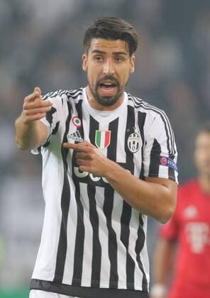 Sami KHEDIRA, JUVE 6 gestikuliert und gibt Anweisungen, Aktion, Einzelbild, Gestik, Geste, Handbewegung, zeigen, deuten Halbfigur, Freisteller , Aktion, Einzelbild, Portrait, Porträt, JUVENTUS TURIN - FC BAYERN MUENCHEN Achtelfinale, Fussball UEFA Champions League, in Turin, Italien, 23.02.2016 CL Saison 2015 2016, FCB, Muenchen